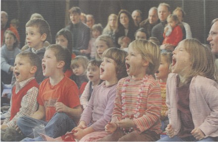 Voll dabei sind sie alle in der Turnhalle der Karl-Mauch-Schule beim Gastspiel des Figurentheaters Inflagranti